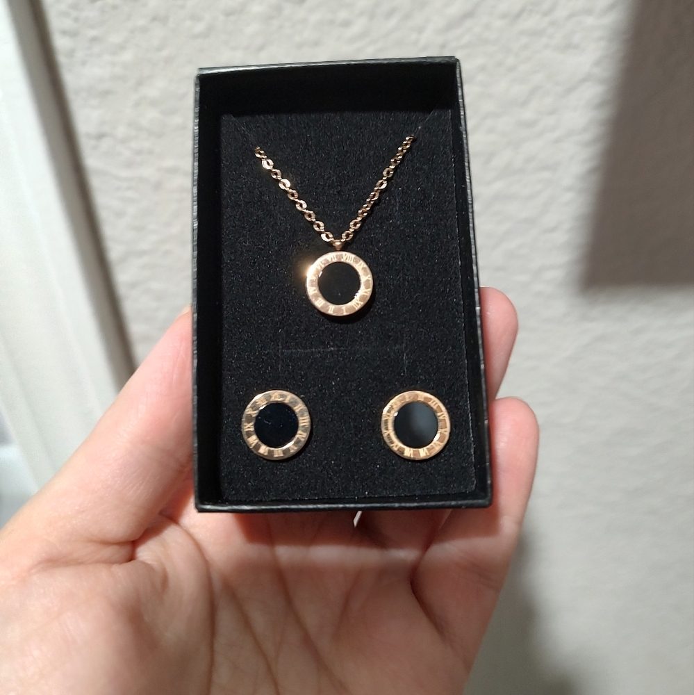 Elegant Set Necklace and Earrings Roman Numerals - Picture 8 of 8